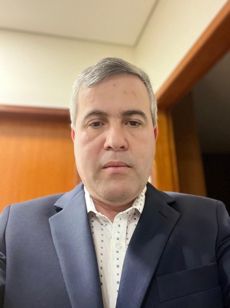 Alexandre Bartoli, psicólogo clínico que realiza atendimento online para brasileiros no exterior
